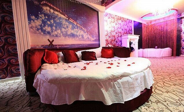 豪华圆床浴缸房