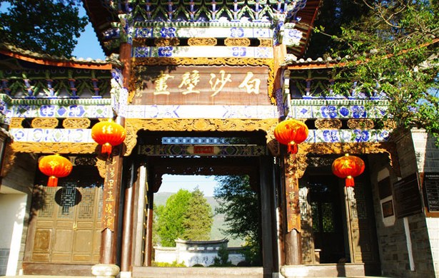 丽江古城区白沙古镇四方街朝玉龙雪山方向走100米处左转巷内50米客栈